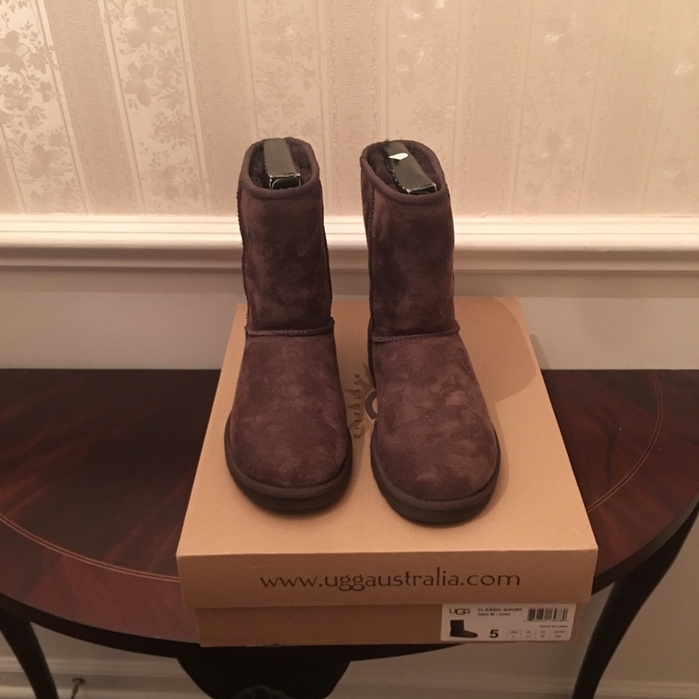 Classic Short, Chocolate Ugg Boots, Size 5