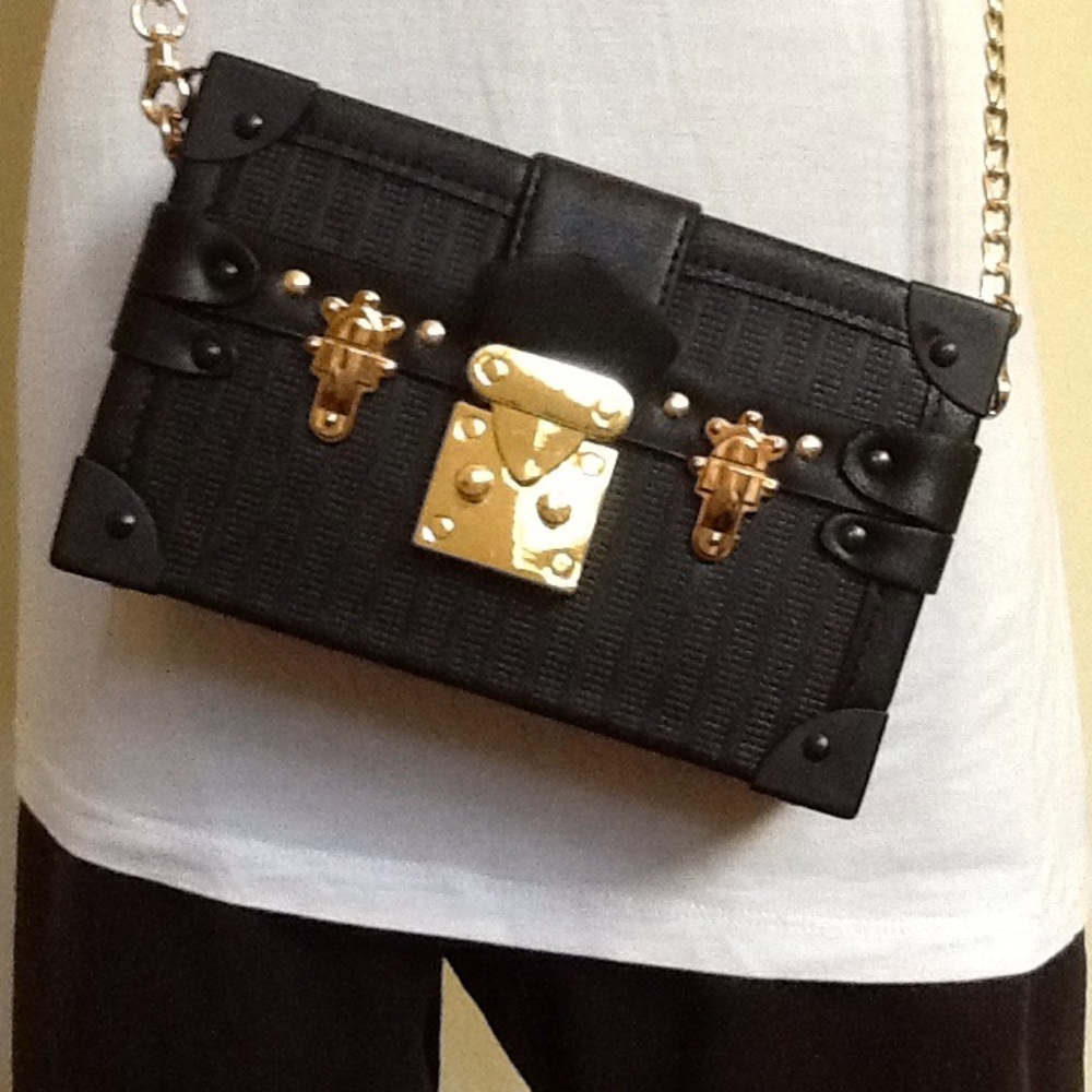❌SOLD❌NEW! 🎉🎉 Mini trunk cross body purse