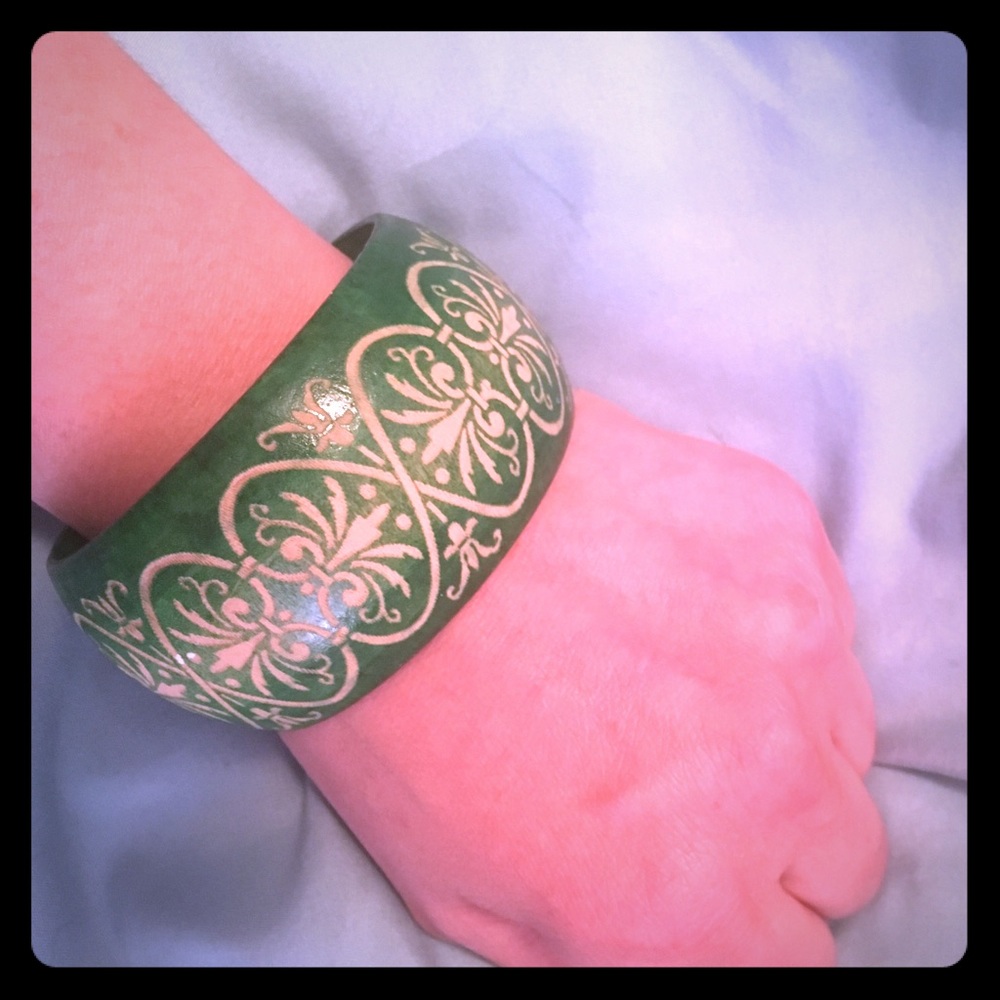 💚🍀Pretty Green Wooden Cuff🍀💚