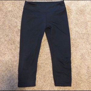 Fabletics Size Med Black Capris