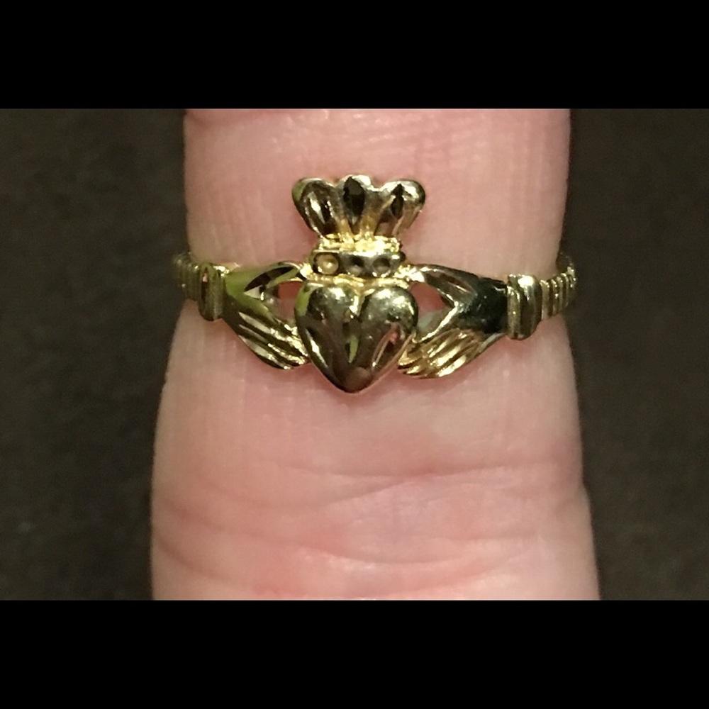 14k gold claddagh ring -
