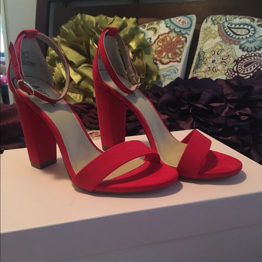 Brand new velvet heels 👠