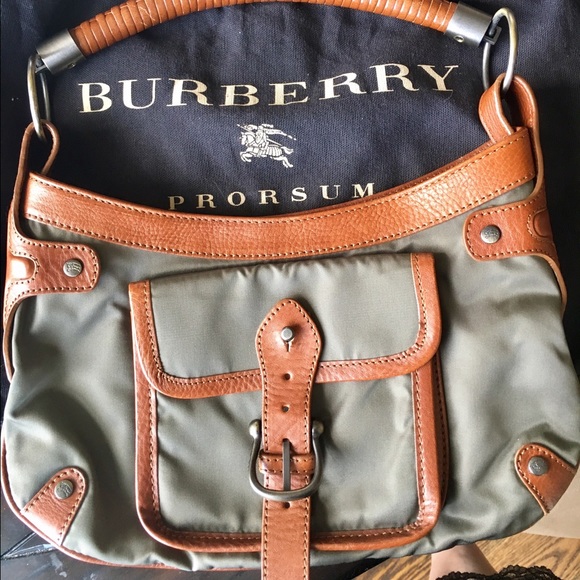 Burberry Handbags - SALE!🎉 Burberry shoulder bag