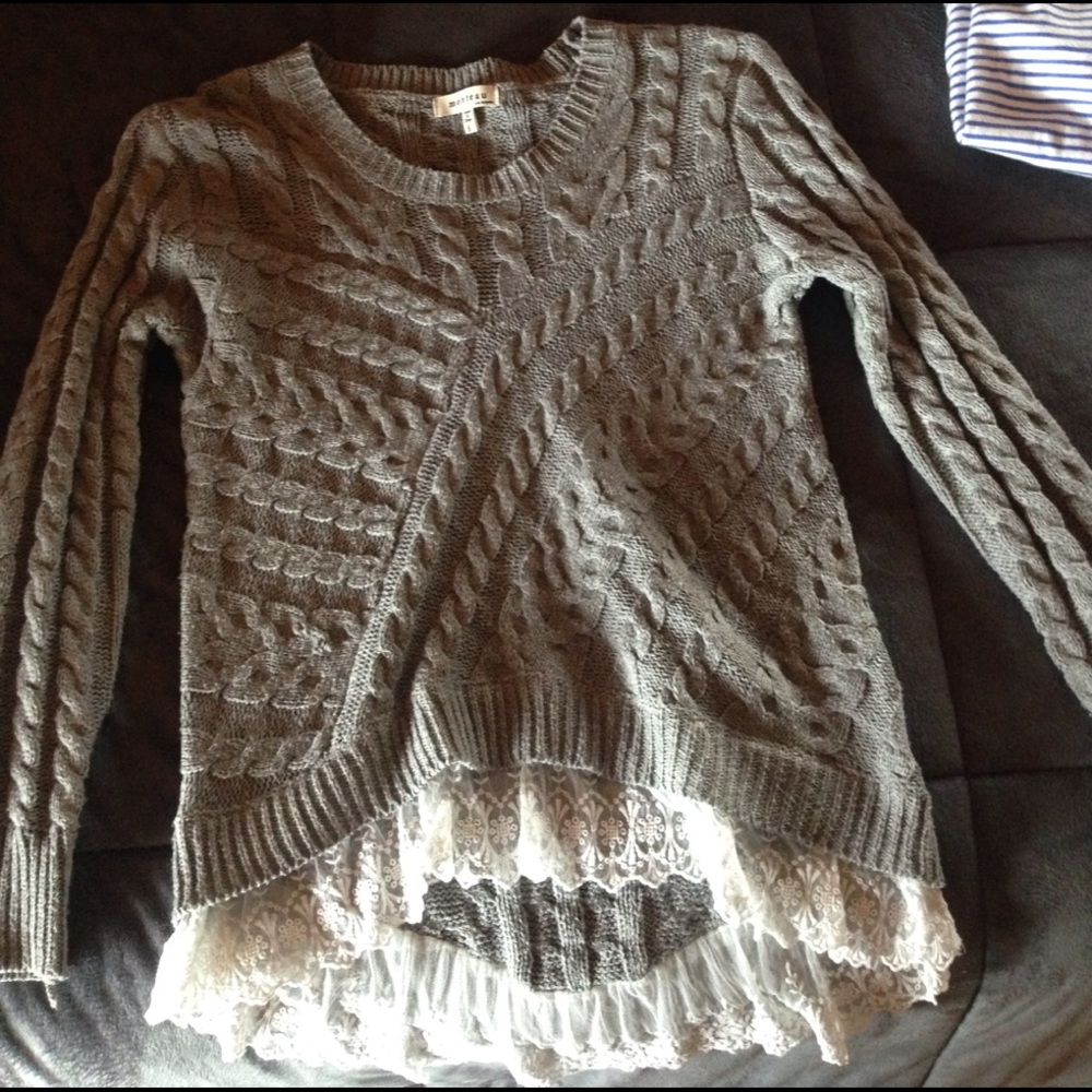 🌿DONATING SOON🌿 Quilted high low lace sweater