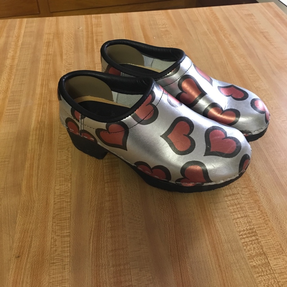 Red heart clogs ❤