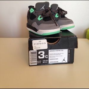 Jordan Retro 4 green glow 3C