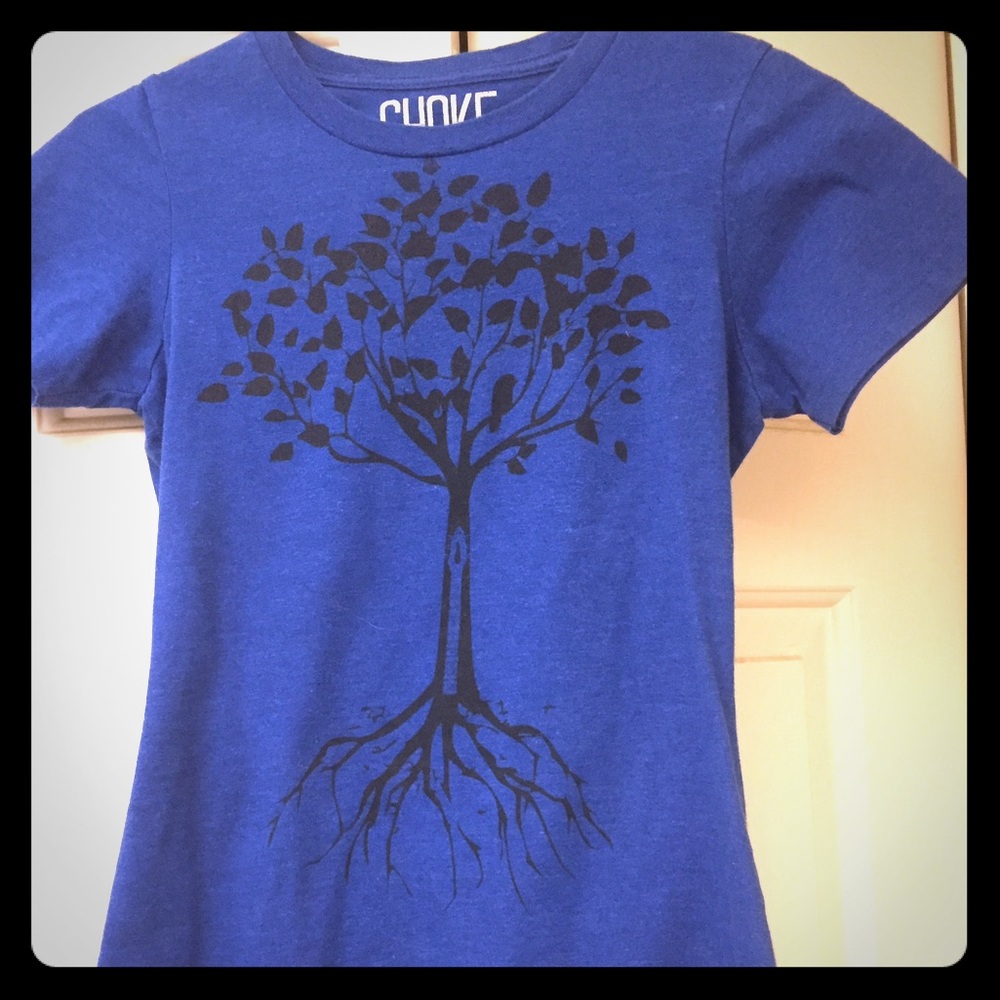 Blue Choke t-shirt with tree print.