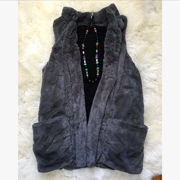 La Rok Faux Fur Vest - Picture 2 of 5