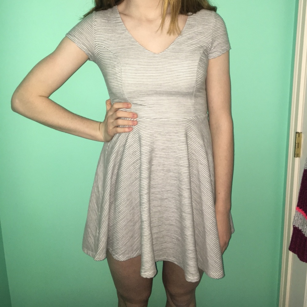 V-Neck grey ribbed dress