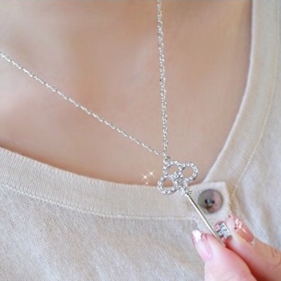 🎀NEW GOLD OR SILVER NECKLACE WITH RHINESTONES - Picture 2 of 2