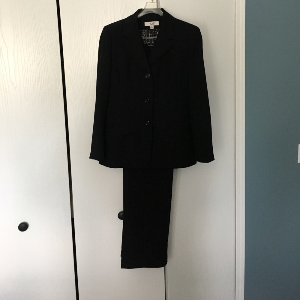 Le Suit Black Pinstriped Pantsuit