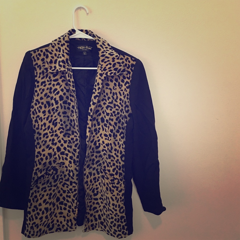 ⬇️Leopard print blazer with black sleeves