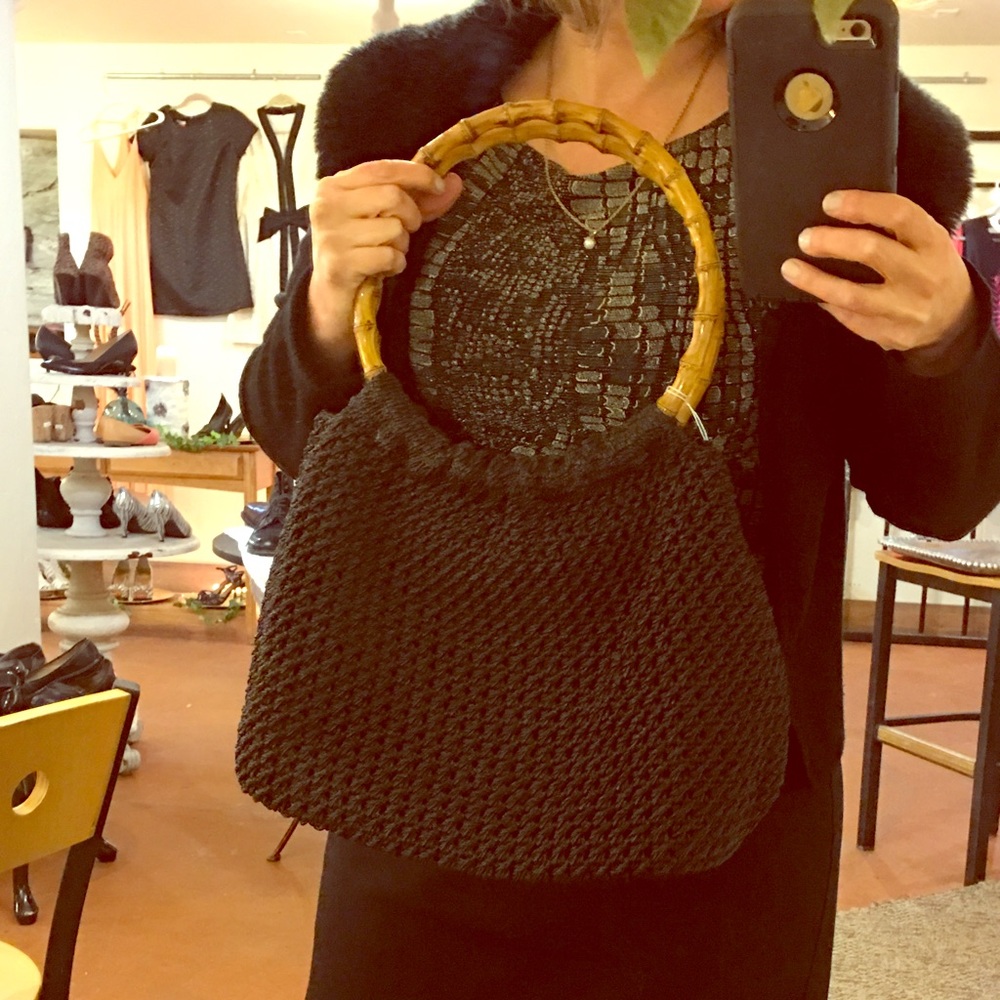 🚫SOLD🚫Black Woven bag with wooden circle handles