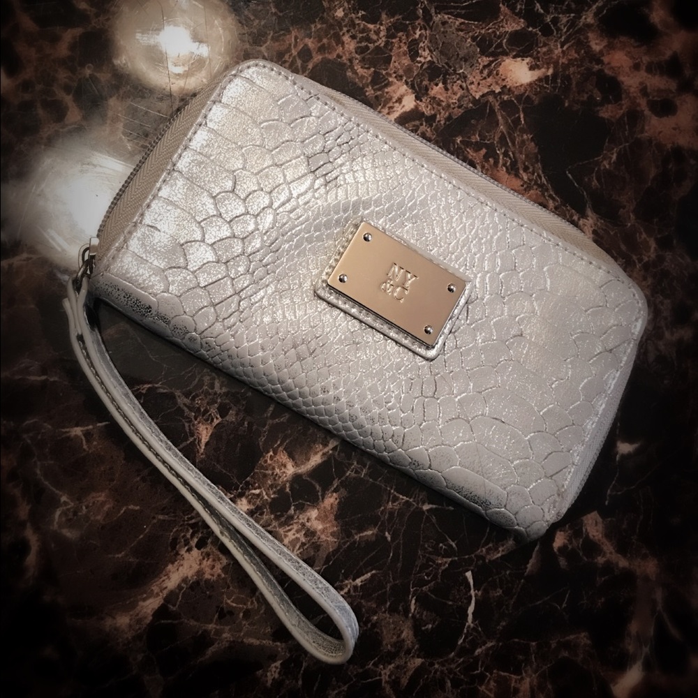 WRISTLET ZIP-AROUND WALLET