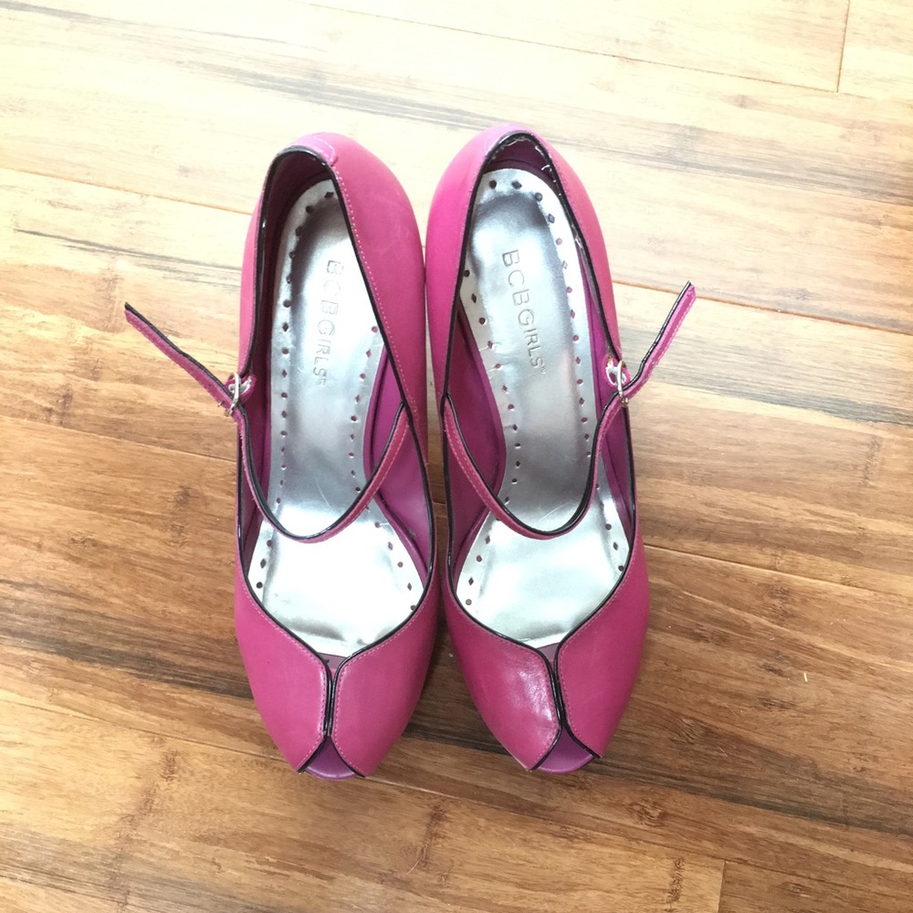 Two day sale!! BCBG Leather heels 👠