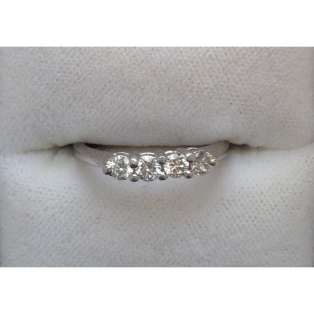 GORGEOUS PLATINUM AND DIAMOND ENGAGEMENT RING