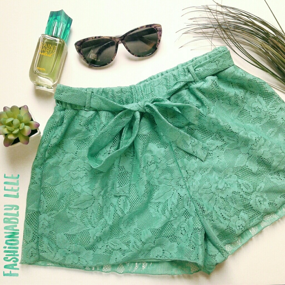 Mint Floral lace tie belted shorts