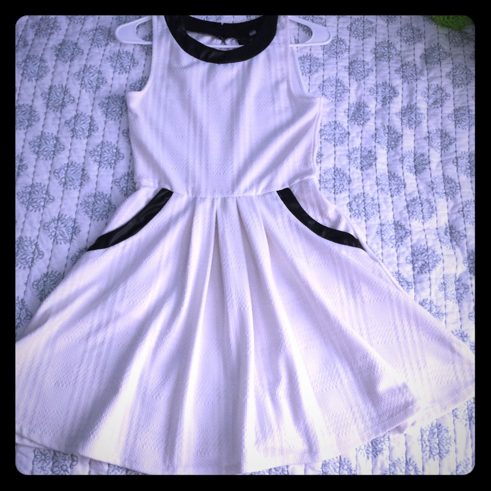 [[GIFTED]]ElegantWhiteDRESS w/ Black Accent.Small. - Picture 4 of 8