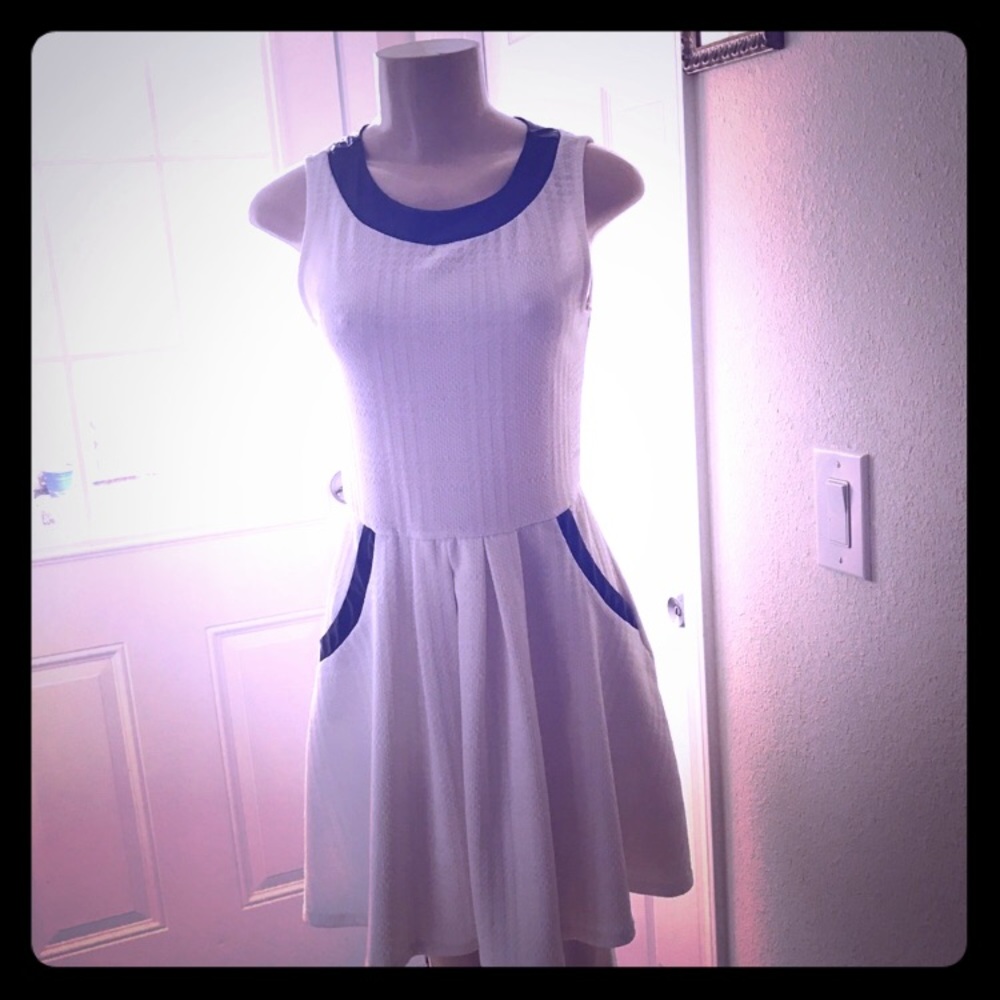 [[GIFTED]]ElegantWhiteDRESS w/ Black Accent.Small. - Picture 2 of 8