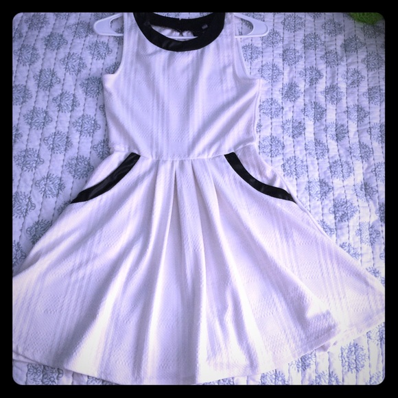 [[GIFTED]]ElegantWhiteDRESS w/ Black Accent.Small. - Picture 4 of 8