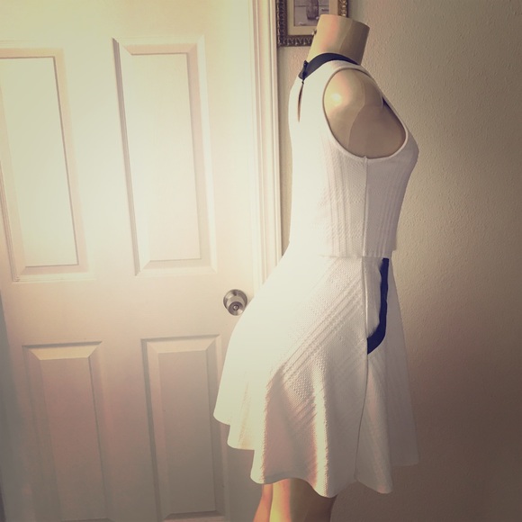 [[GIFTED]]ElegantWhiteDRESS w/ Black Accent.Small. - Picture 3 of 8