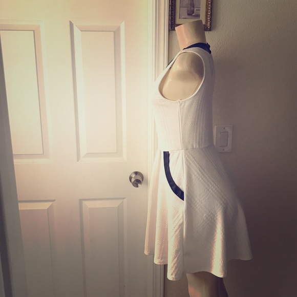 [[GIFTED]]ElegantWhiteDRESS w/ Black Accent.Small. - Picture 6 of 8