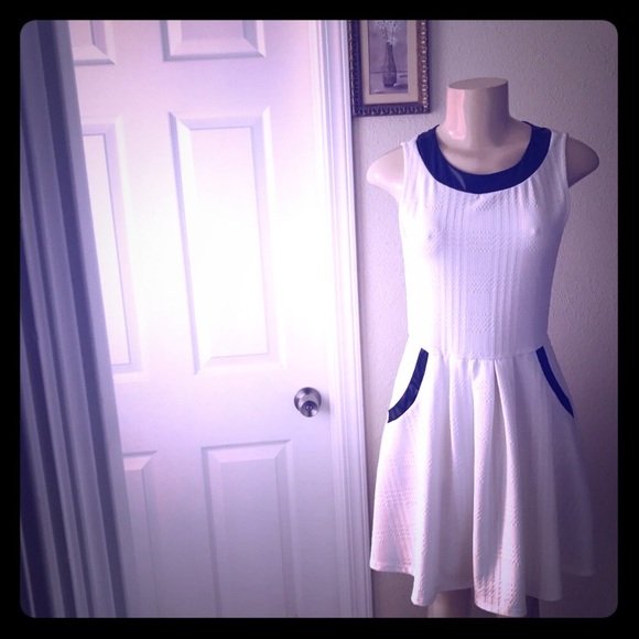 [[GIFTED]]ElegantWhiteDRESS w/ Black Accent.Small. - Picture 5 of 8