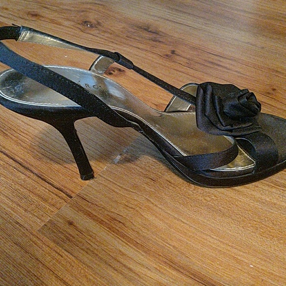 Black heels with rose detail - Picture 2 of 3