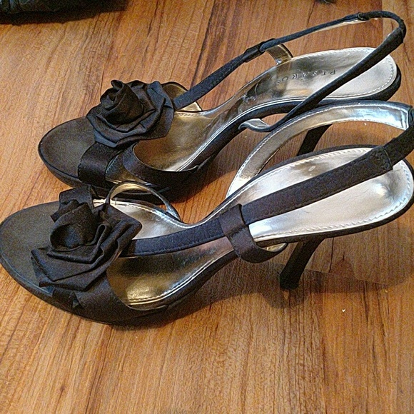 Black heels with rose detail - Picture 3 of 3
