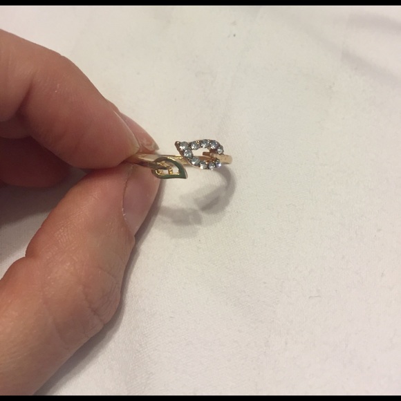 Rhinestone open Leaf Ring Gold or Silver - Picture 5 of 8