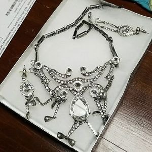 Necklace and earring det