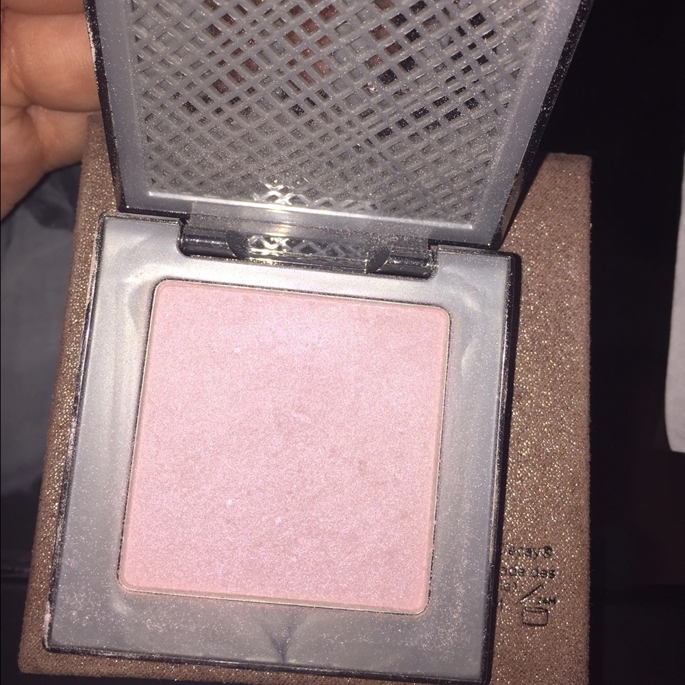 Urban decay Aura highlighter