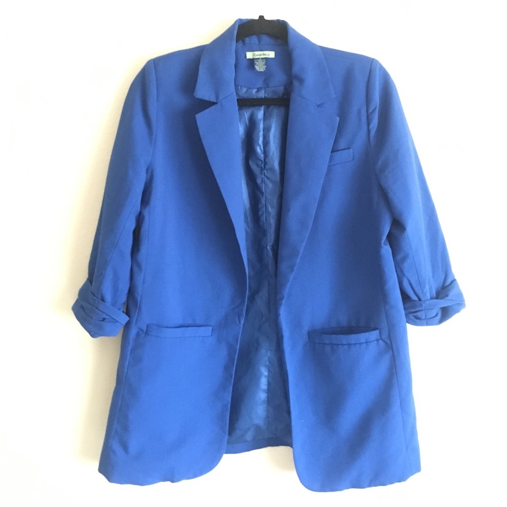 Three-quarter sleeve blazer with front pockets.