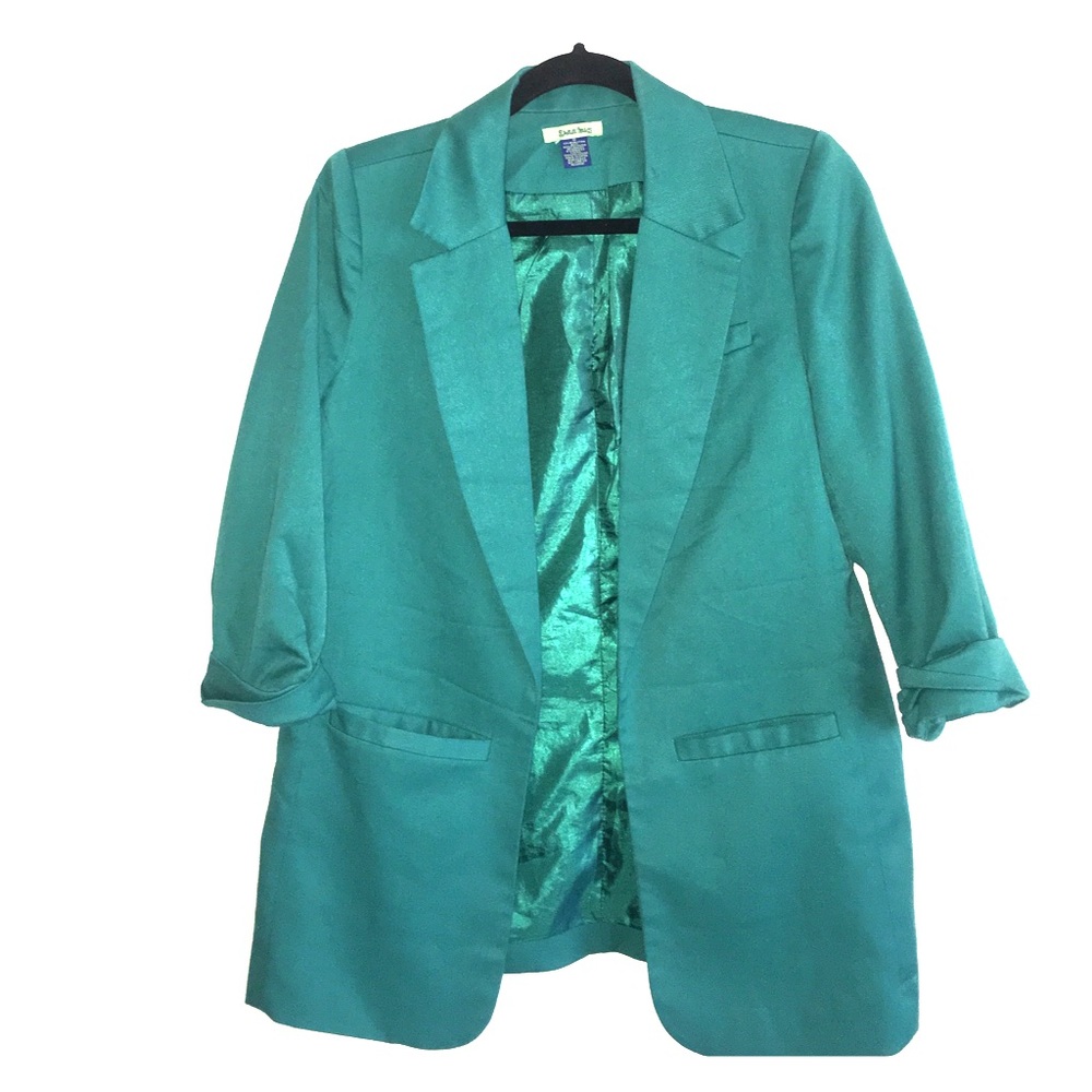 Three-quarter sleeve blazer with front pockets.