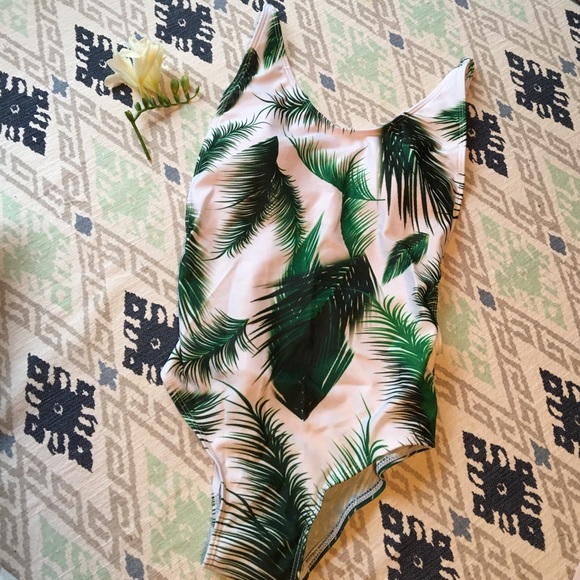Sexy Green & White Palm Low cut sides Swimsuit - Picture 4 of 6