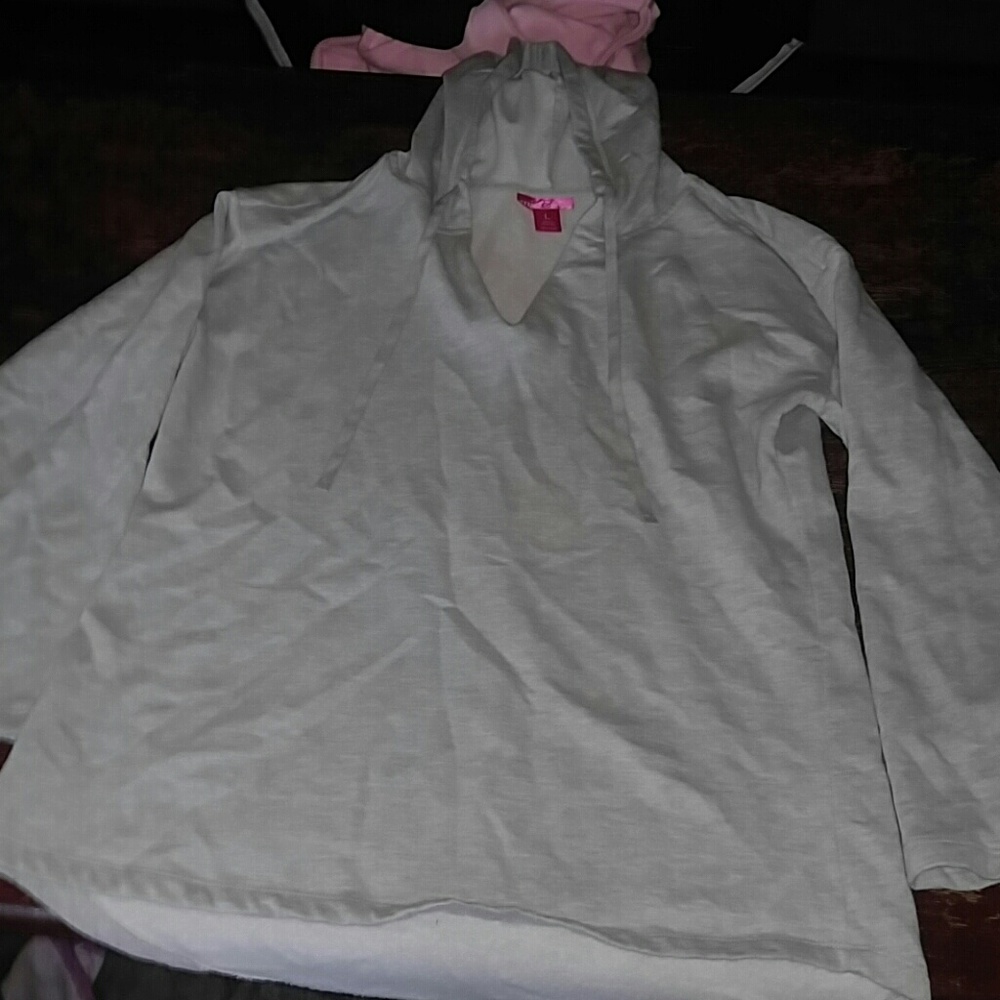 Pullover with a heart and love symbol on the back
