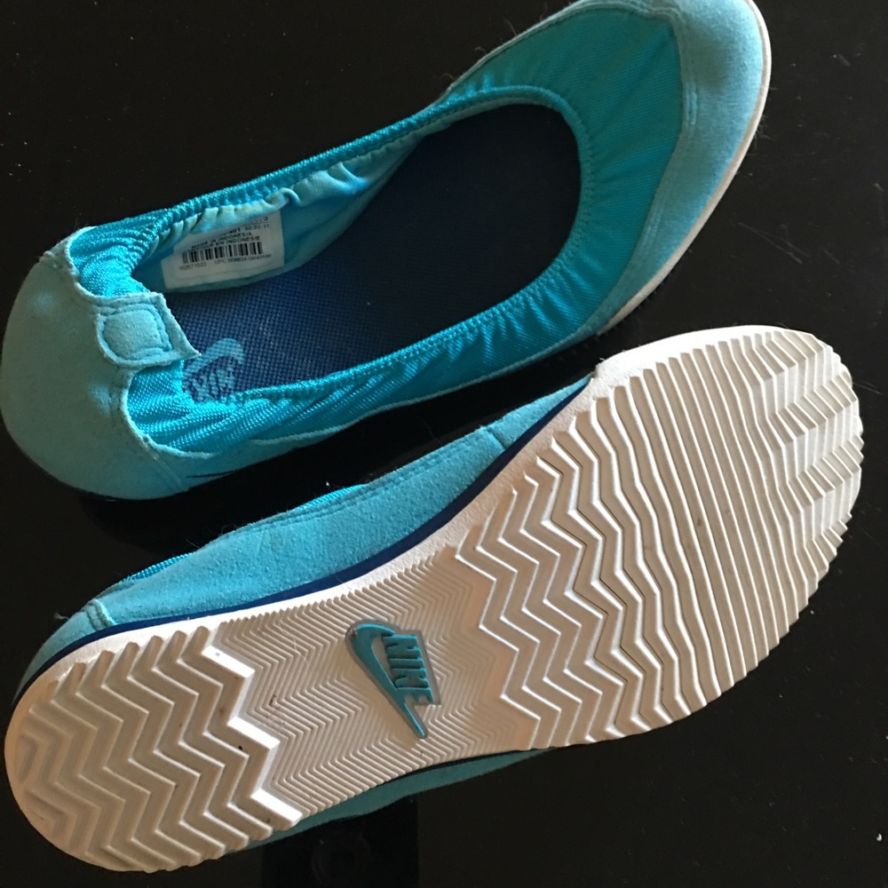 Super cute Nike flats