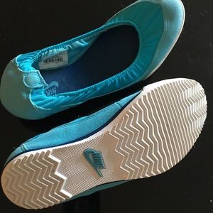 Super cute Nike flats