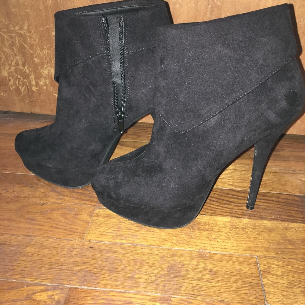 Black ankle bootie heel