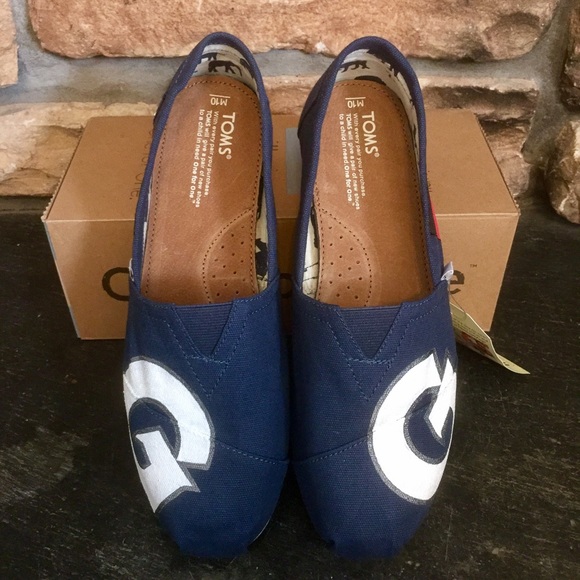 Georgetown University custom hand painted TOMS - Picture 3 of 3