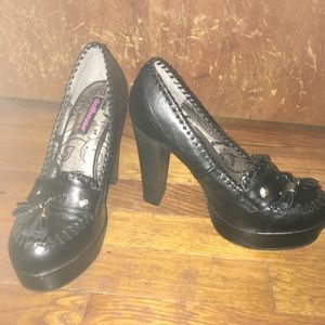 Black Moccasin looking heel