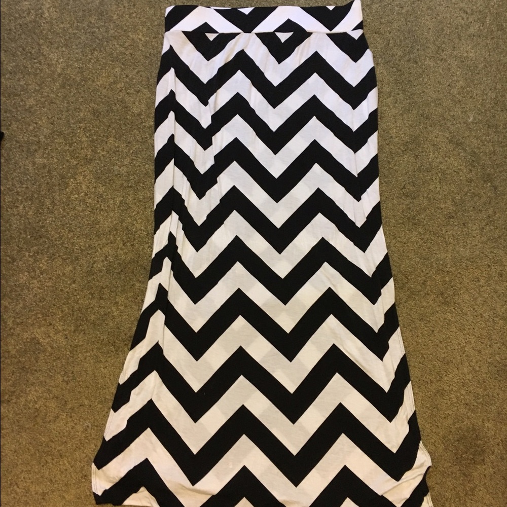 Black and white chevron maxi skirt - large