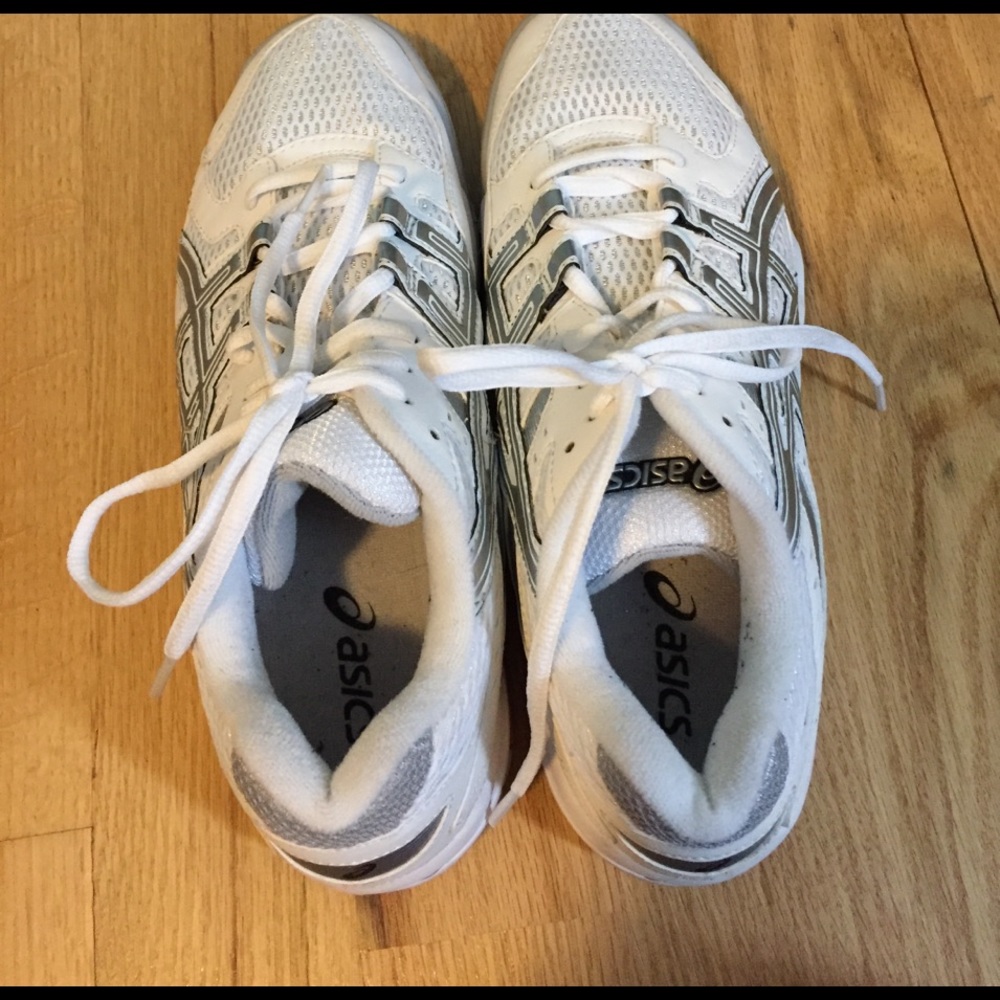 Size 8.5 white asics volleyball shoes