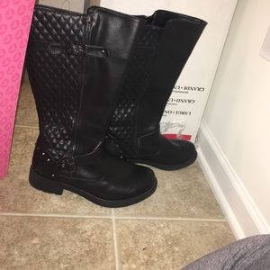 Knee high black boots with buckle