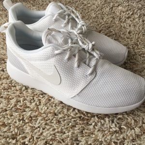 Nike Women's All WHITE Roshes 7.5