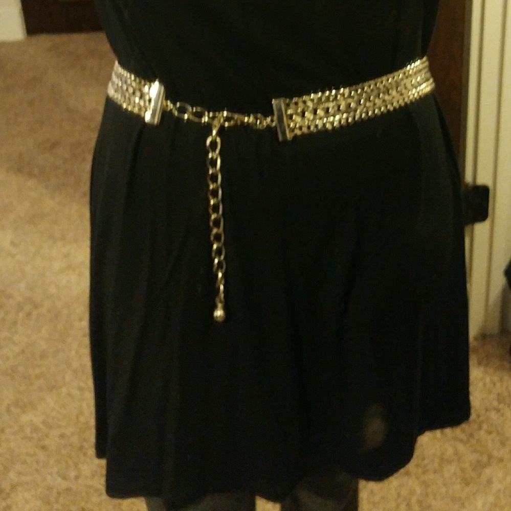 Silver chain link belt. Super cute. Weighted.