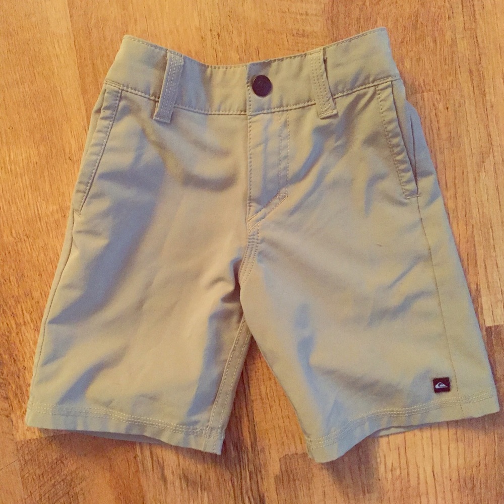2t boys Quiksilver amphibian shorts!