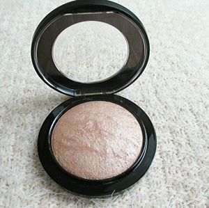 MAC  Mineralize Skinfinish in Soft and gentle