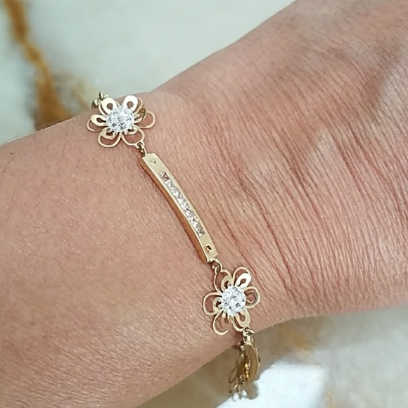 Jewelry - 10K Yellow Gold Flower Bracelet. 7.5" inches