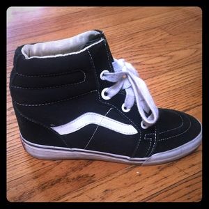 Vans wedge tennis shoes black and white